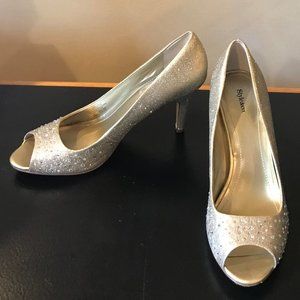 STYLE & Co. GOLD GLITTER PUMPS WITH RHINESTONE ACCENTS, SIZE 9 MEDIUM